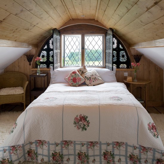 9-Attic-bedroom--country--Country-Homes--Interiors.jpg