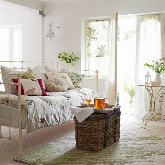 Daybed-in-living-room--Country-Homes-and-Interiors--Housetohome.co.uk.jpg