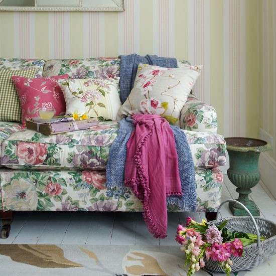 Floral-sofa-in-living-room--Country-Homes-and-Interiors--Housetohome.co.uk.jpg