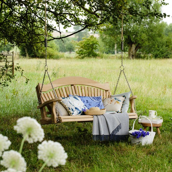 Swing-seat-in-garden--Country-Homes-and-Interiors--Housetohome.co.uk.jpg