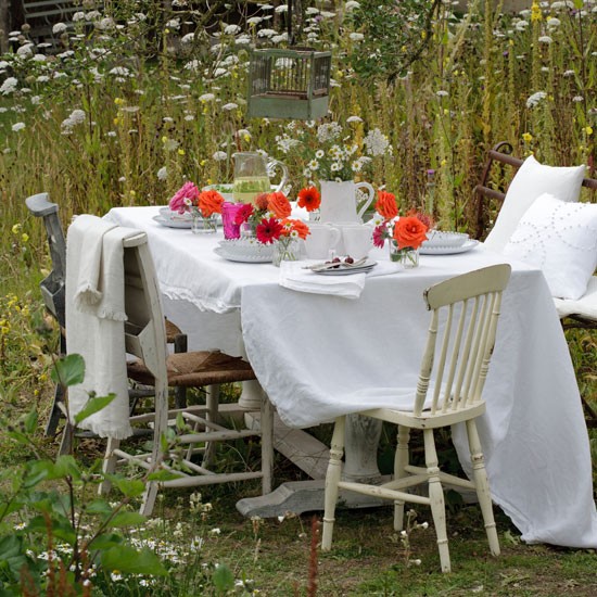White-garden-table-with-linen-cloth--Country-Homes-and-Interiors--Housetohome.co.uk.jpg