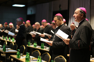 Egyenes beszéd helyett burkoltan mond nemet az újraházasodottak áldoztatására a lengyel püspöki kar végső AL-instrukciója