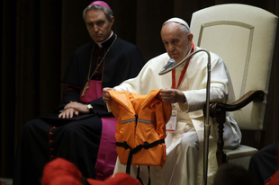 Migránsok Európába "taxiztatásával" vádolják Ferenc pápa barátjának segélyszervezetét