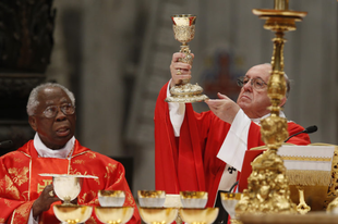 Arinze bíboros: Nem oszthatjuk meg az Oltáriszentséget nem katolikusokkal, mint a sört vagy a tortát