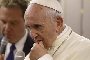 Ferenc pápa a repülős esküvőről és a helyreigazított nyilatkozatáról