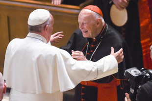 Kitálalt a korábbi pápai nuncius: Ferenc pápa fedezte McCarrick bíboros szexuális visszaéléseit