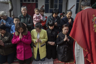 Az állampárt kegyeltjeire cseréli két püspökét az Egyház Kínában