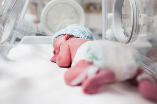 Ír nővér: a mosdókagylóban, a klinikai hulladék közt hagyták meghalni az abortuszt túlélő kisbabát