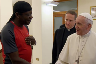 Ferenc pápa egy meleg TV-sztárnak: "Nem számít, hogy ki vagy, vagy hogyan éled az életedet"