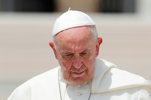 Papok, teológusok: "Az eretnekség kánonjogi vétségével vádoljuk Ferenc pápát"