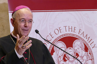 Schneider püspök: "Nincs szó az utazások tiltásáról"