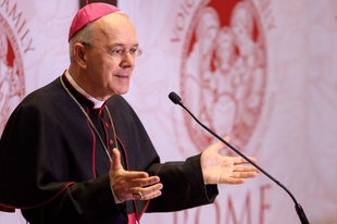 Az utazásai visszafogására kérte a szentszék Athanasius Schneider püspököt