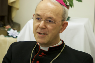 Athanasius Schneider püspök a kézbe áldozásról, az Egyház válságáról és megreformálásáról, és az AL püspöki korrekciójáról