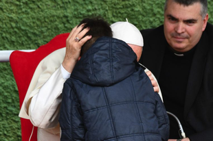 Ferenc pápa egy gyászoló fiúnak: Az ateista édesapád a mennyben van