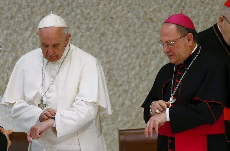 pope-francis-looks-at-watch.jpg