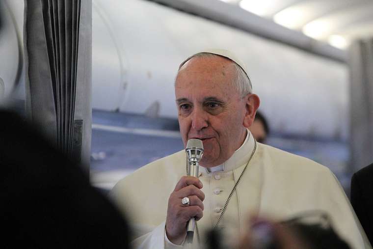 pope_francis_speaks_to_journalists_on_the_papal_plane_on_his_way_to_strasbourg_france_nov_25_2014_credit_alan_holdren_cna_cna_11_25_14.jpg