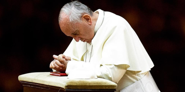 web3-pope-francis-praying-knees-instagram-east-news.jpg