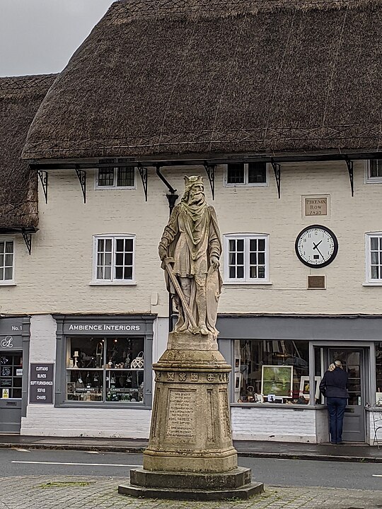540px-king_alfred_statue_pewsey.jpg