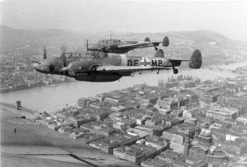 Bundesarchiv_Bild_101I-669-7340-27,_Flugzeuge_Me_110_über_Budapest.jpg