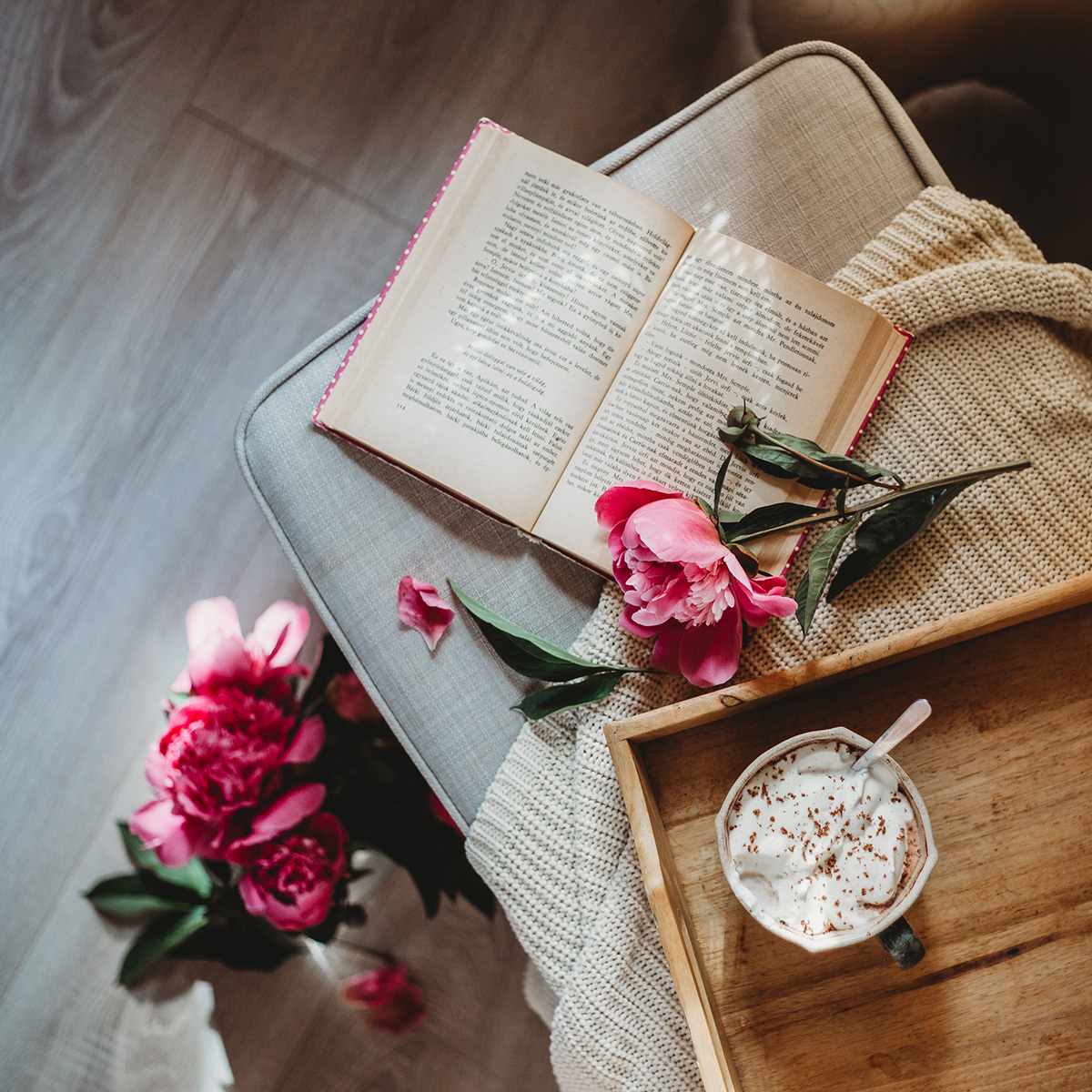Virágillat, kávé és egy jó könyv - szemet gyönyörködtető csendéletek
