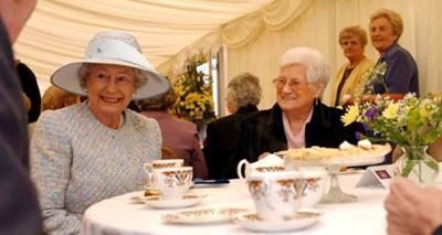 queen elizabeth having tea with UK_pensioners_Nov28 2008.jpg