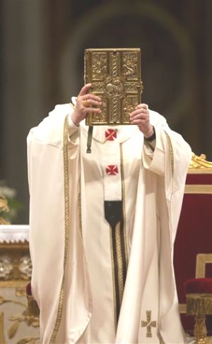 Ferenc pápa az Ozsvári Csaba által készített misekönyvvel 1.jpg