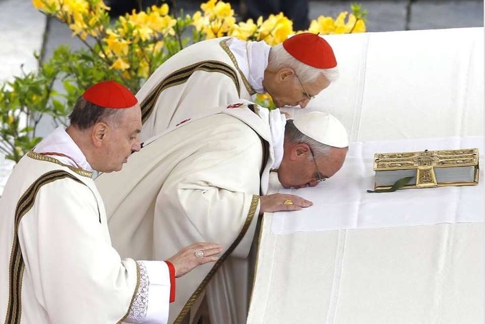 Ferenc pápa az Ozsvári Csaba által készített misekönyvvel 2.jpg