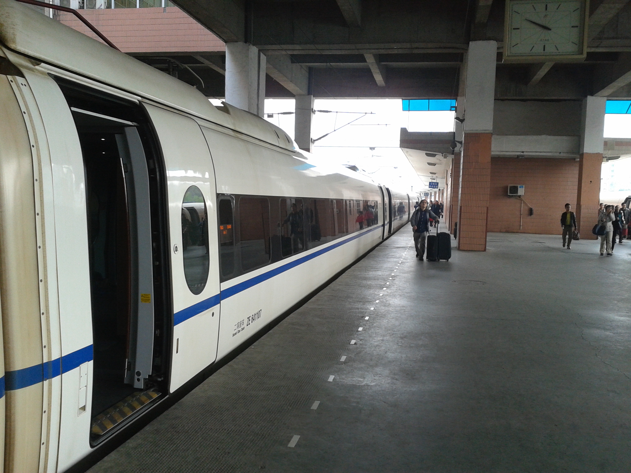 Ez már a hangzhoui állomás, ezzel a vonattal érkeztünk