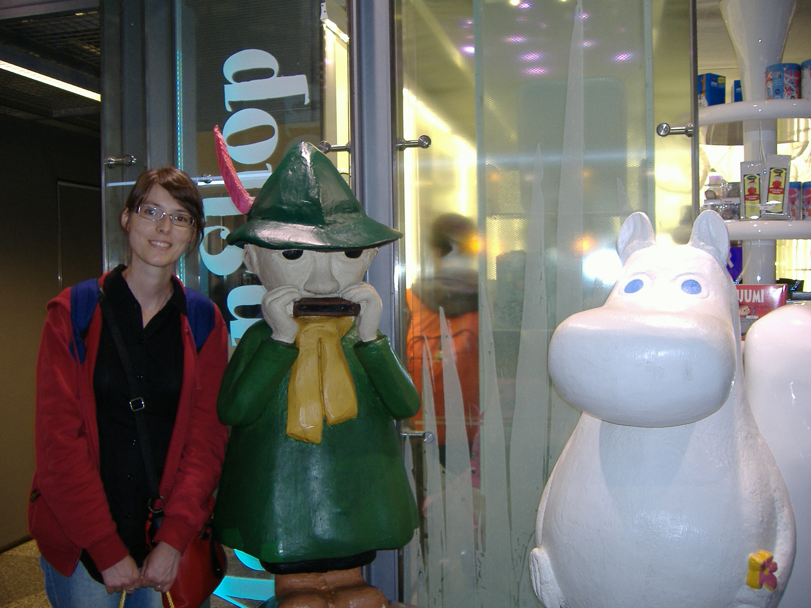 Ez pedig már a Helsinki repülőtér, Múminnal és Vándorral a Moomin Shop előtt.