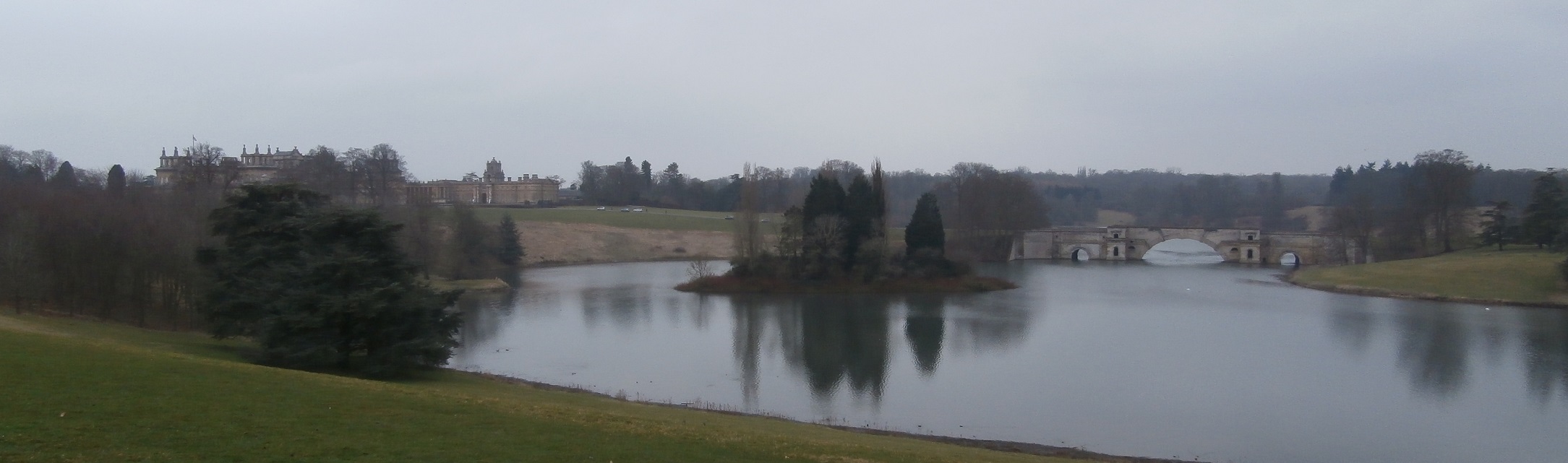 Blenheim palace és a tó, saját szigettel...