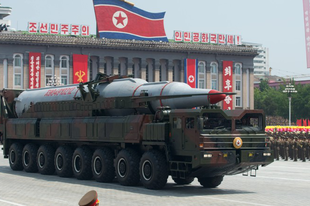 Japán válasza Észak-Koreára: úton az újrafelfegyverkezés felé?