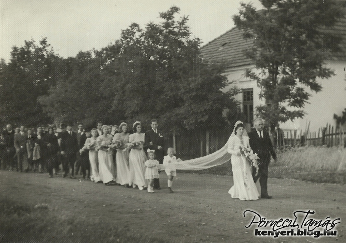 Kenyeri esküvői fotó 1950 körül; az esküvői menet elején öt koszorúslánnyal (családi albumomból) 