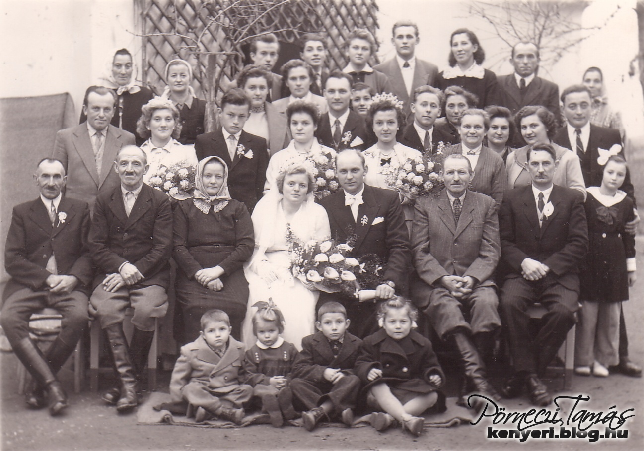 Imre és Mária esküvői fotója, mögöttük három koszorúslány és sok-sok ismerős (családi albumomból)
