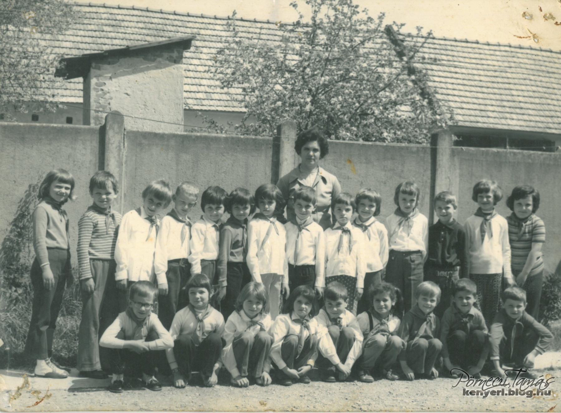 07_ezazosztaly1976_kenyeri_osztalykep_1976korul.jpg