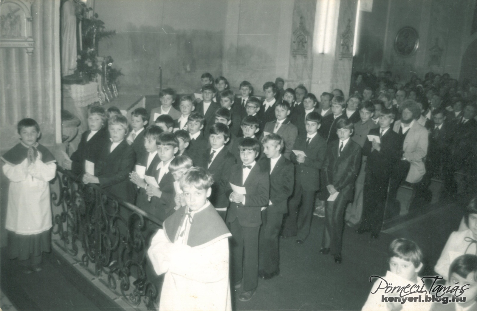 Bérmálkozók ministránsokkal az 1980-as években (családi fotóalbumomból)