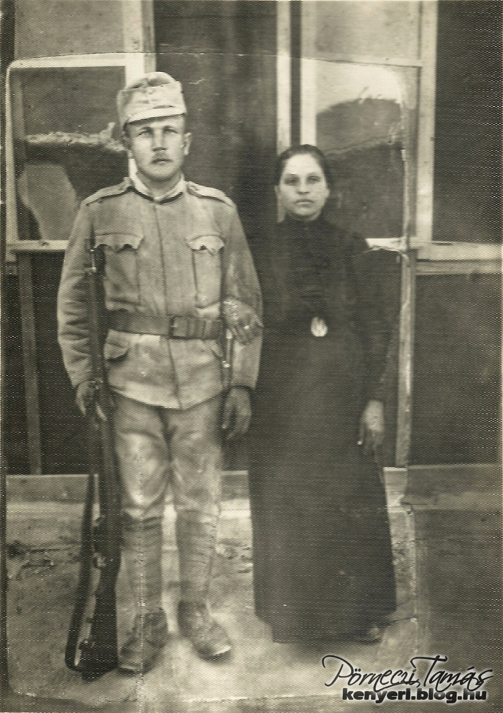 Őri dédapám katonai szolgálata alatt találkozhatott családjával. Ezt a háború során úgy oldották meg, hogy a család utazott el a férj szolgálati helyéhez közeli városba. A fotón feleségével fotózták le, 1915-ben,  Pozsonyban. (Családi fotóalbumomból)