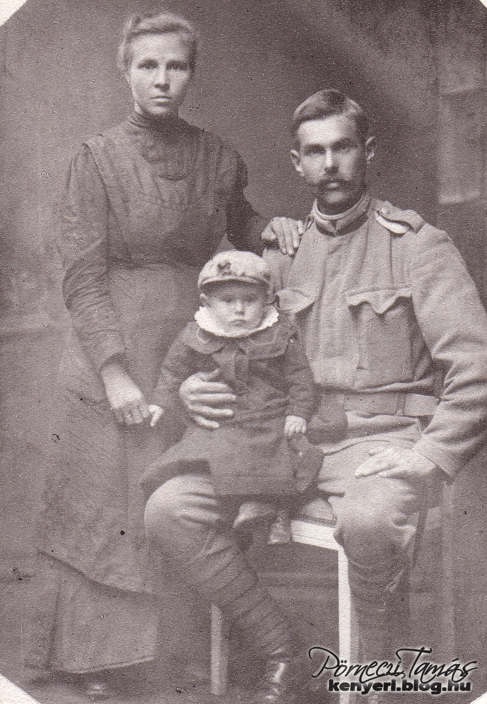 Lakatos István katonai szolgálata alatt találkozhatott családjával. Ezt a háború során úgy oldották meg, hogy a család utazott el a férj szolgálati helyéhez közeli városba. A fotón feleségével és egyéves fiúkkal, Istvánnal ültek a fényképezőgép elé, 1915-ben,  Bécsben. (Családi fotóalbumomból)