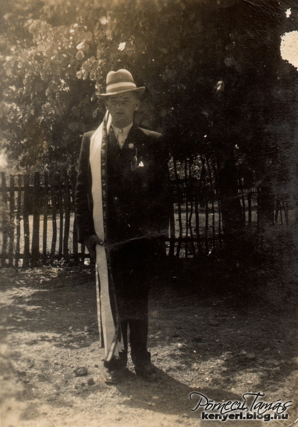 Hencz Jenő a besorozásakor, ünneplőben és regruta kalapban. A fotó Kenyeriben készült 1940-ben. (Köszönet a fotóért Hencz Jenőnek)