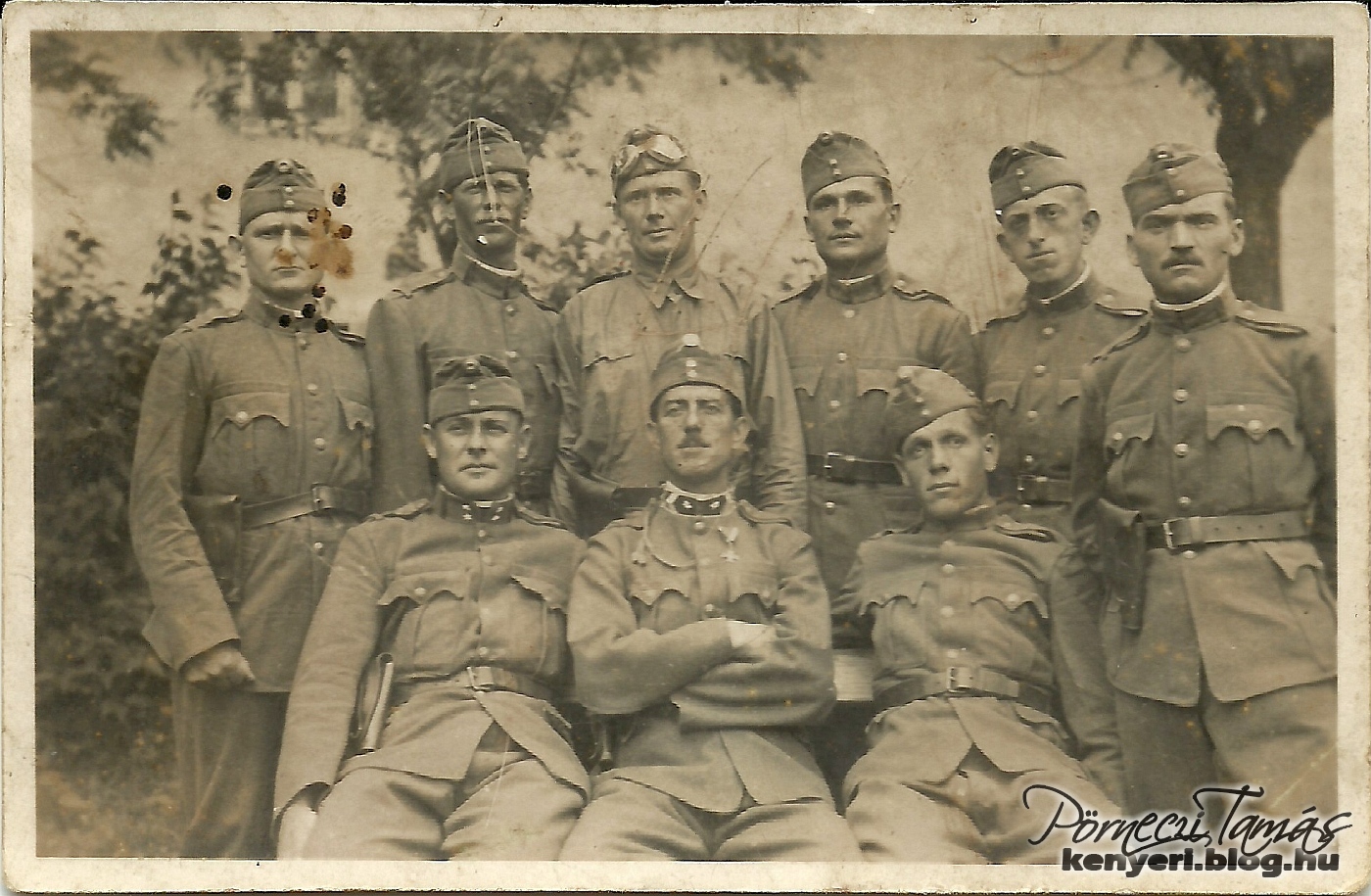 Kiss Imre édesapját katonatársaival fotózták le 1940-ben. (Családi fotóalbumomból)