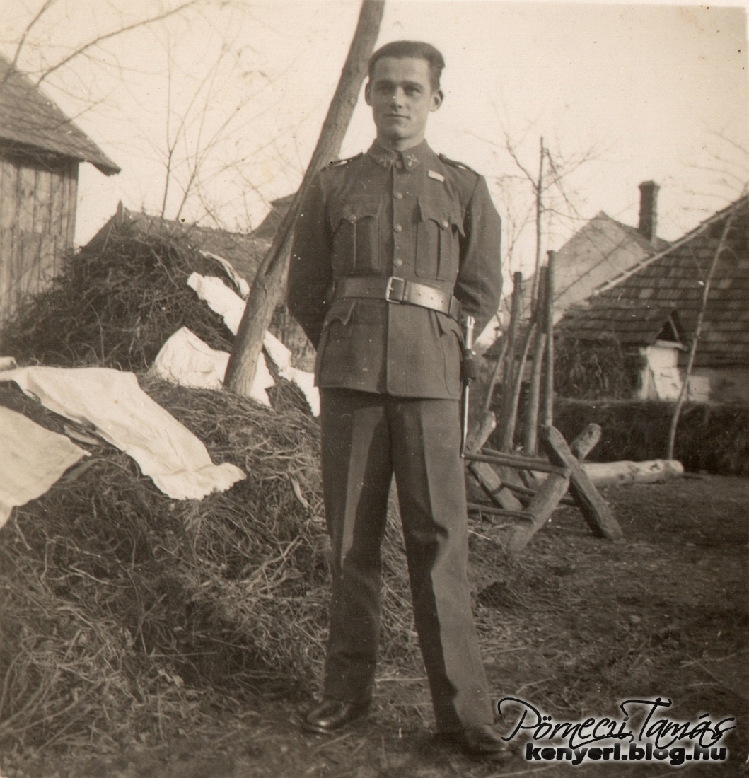 Horváth Imre eltávozáson volt idehaza. A fotó Rábakecskéden, az egykori malom melletti udvaron készült a repülős egyenruhában mosolygó Imréről 1941-ben. (Családi fotóalbumomból)