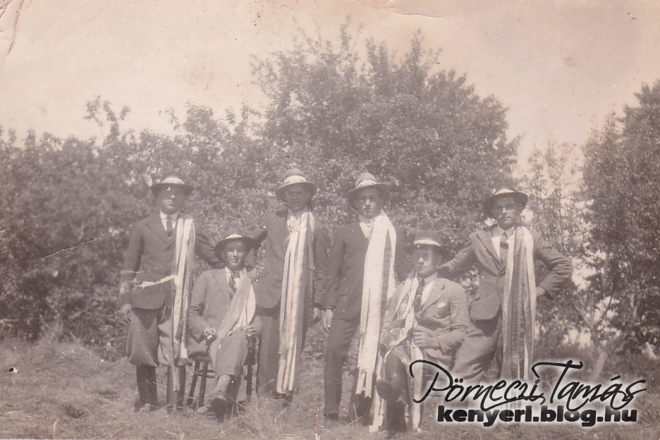A sorozáson készült fotókon Kenyeri regruták állnak és ülnek, díszes kalapjukban. Balról a harmadik álló alak Lakatos István. A fotó 1941-ben készült. (Családi fotóalbumomból)