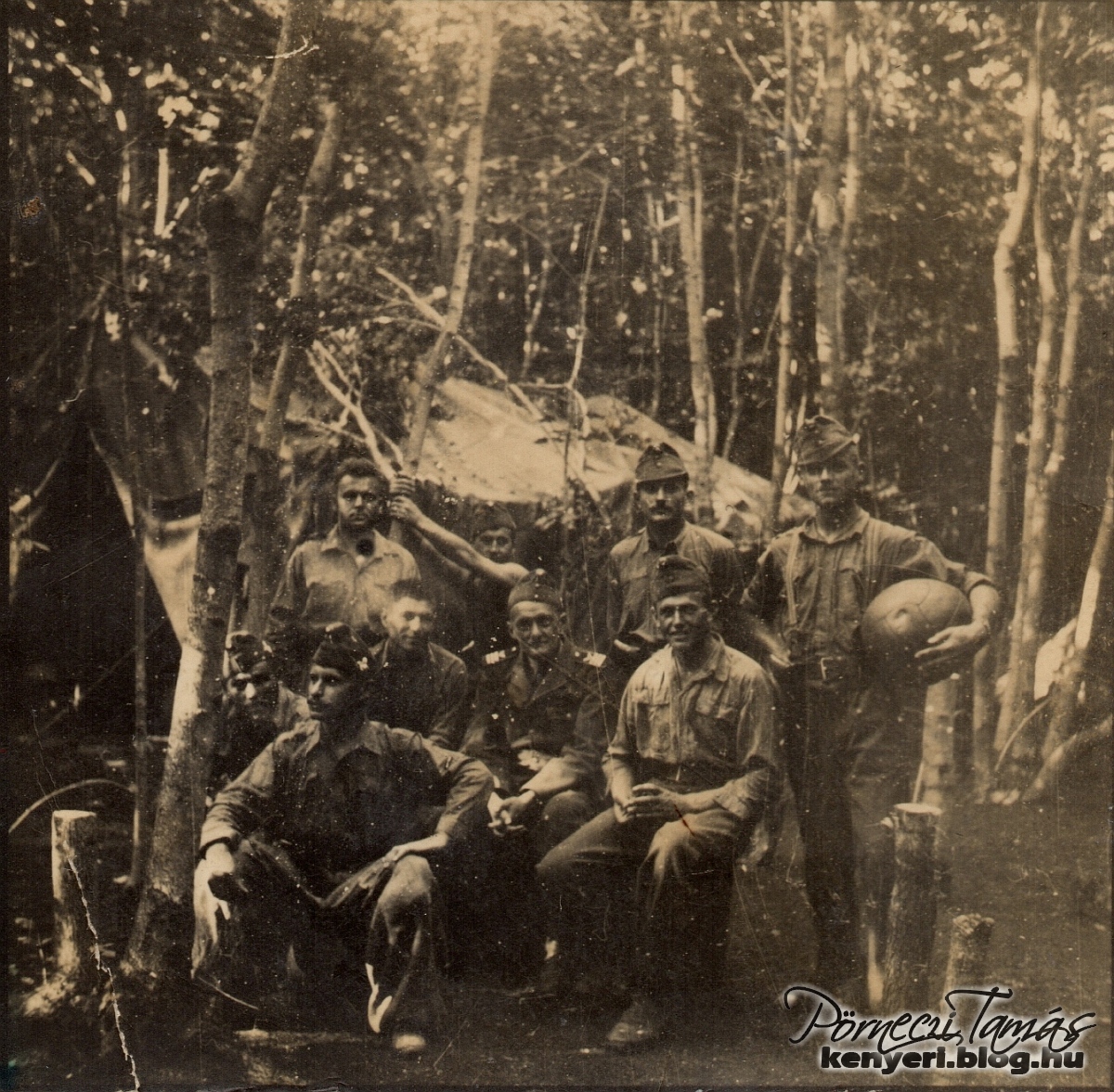 Horváth Imre katonaideje alatt készült ez a fotó, ahol katonatársaival és idős parancsnokukkal egy rejtett sátor előtt pózolnak a fotósnak. Imre kezében egy hatalmas labdát tart. A fotó 1942-ben készült. (Családi fotóalbumomból)