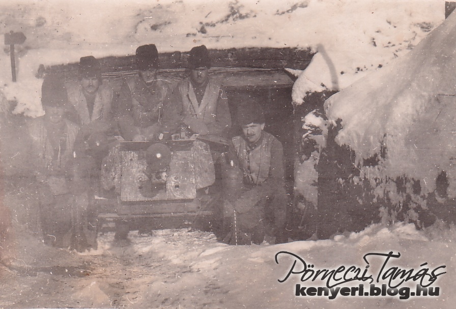 Lakatos Istvánt, katonatársaival együtt, egy földbe ásott, rejtett fedezékben fotózták le egy havas téli napon. A helyszín nem ismert, az időpont 1942. (Családi fotóalbumomból)