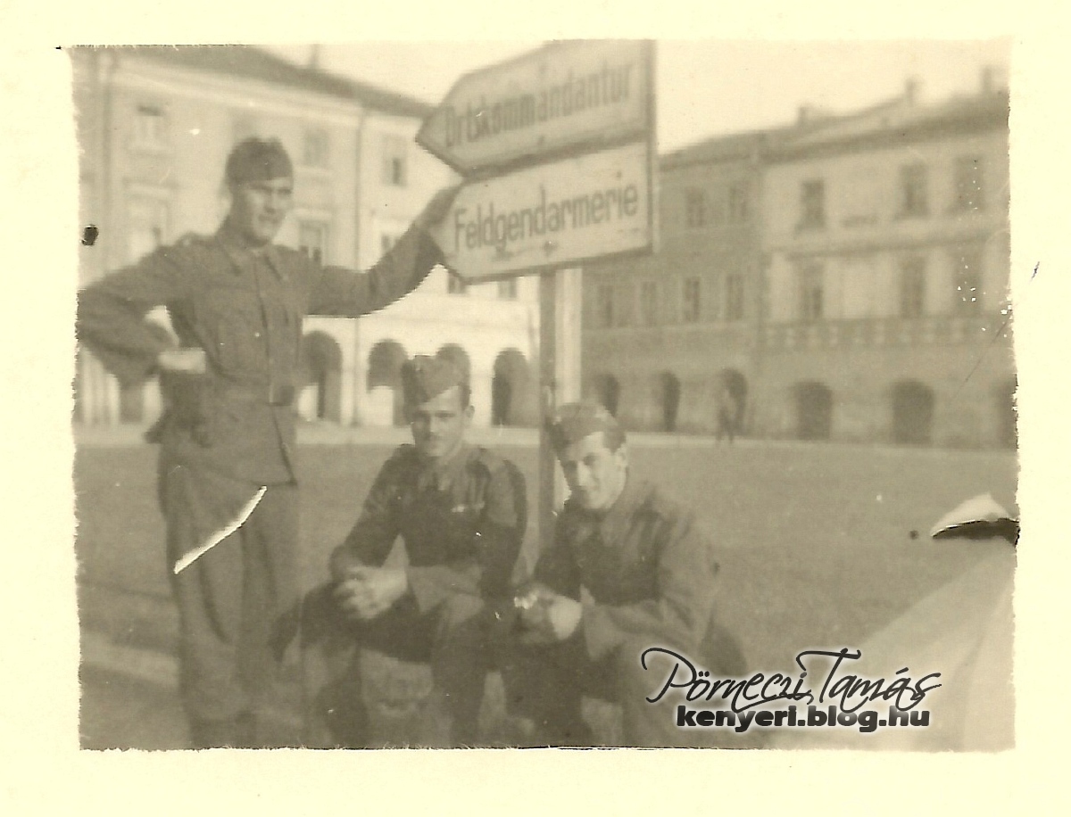 Horváth Imre repülősként szolgált a II. Világháborúban. A fotón a lengyelországi Zamosc város főterén, az útbaigazító táblák mellett látható katonatársaival (Imre középen ül). A fotó hátsó oldalán ‘egy vasárnap délután‘ felirat olvasható. Érdekesség, hogy feleségének egy fotóalbumot hozott Lengyelországból Imre emlékül, ebben találtam ezt a fotót is. Az album eleje és hátsó lapja fából készült, faragott  díszítéssel, benne magyar nyelvű, faragott felirat: ‘Emlékül Emmának, Krakkóból. 1944.VII.19‘.