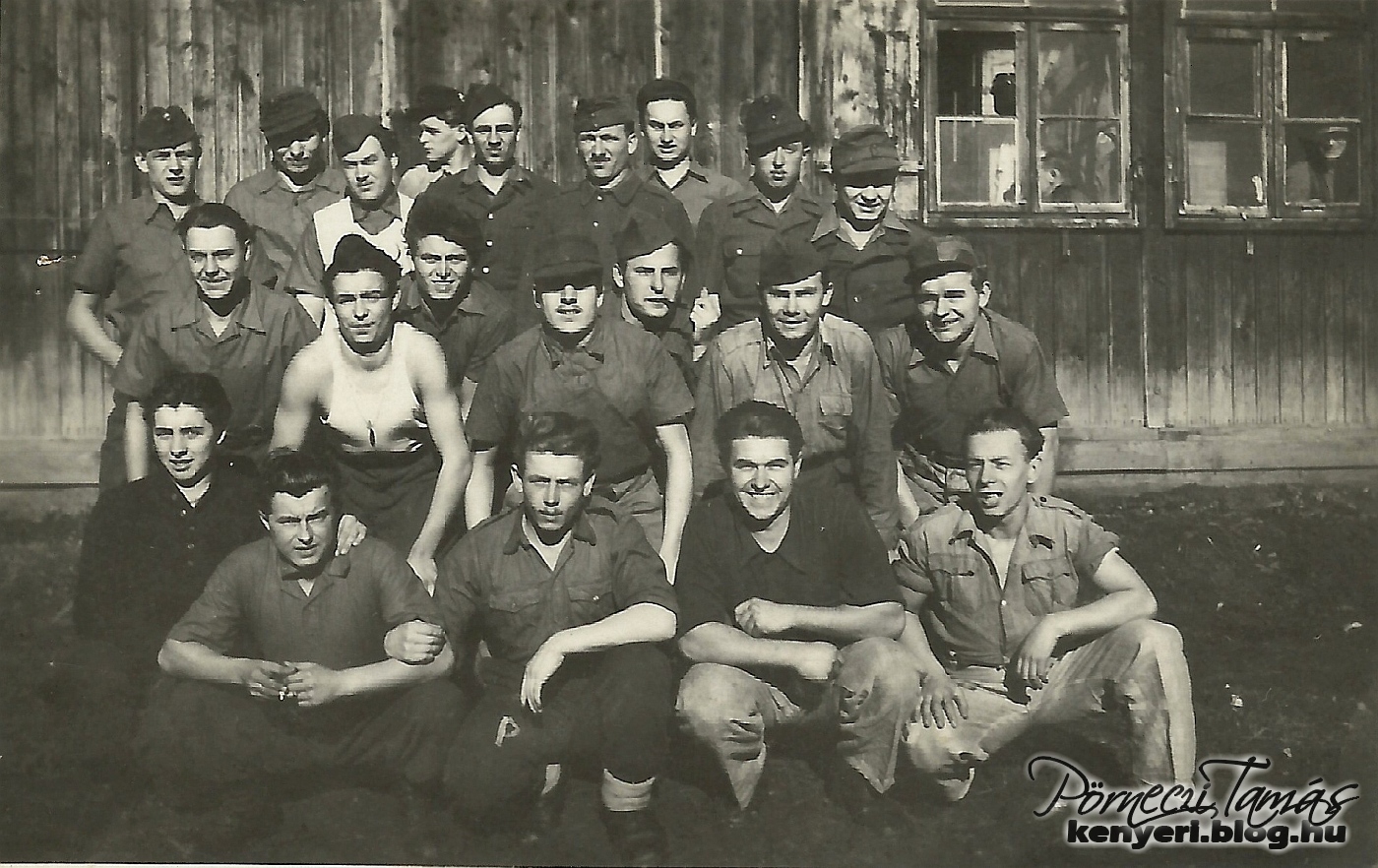 Ezek a vidám arcok szintén katonák. A II. Világháború során fogságba esett magyar katonák egy csoportjáról készült a fotó az egyik bécsi fogolytáborban. Az első sorban, jobbról a második, guggoló alak Lakics István. A fotó 1944-ben készül. (Családi albumomból)