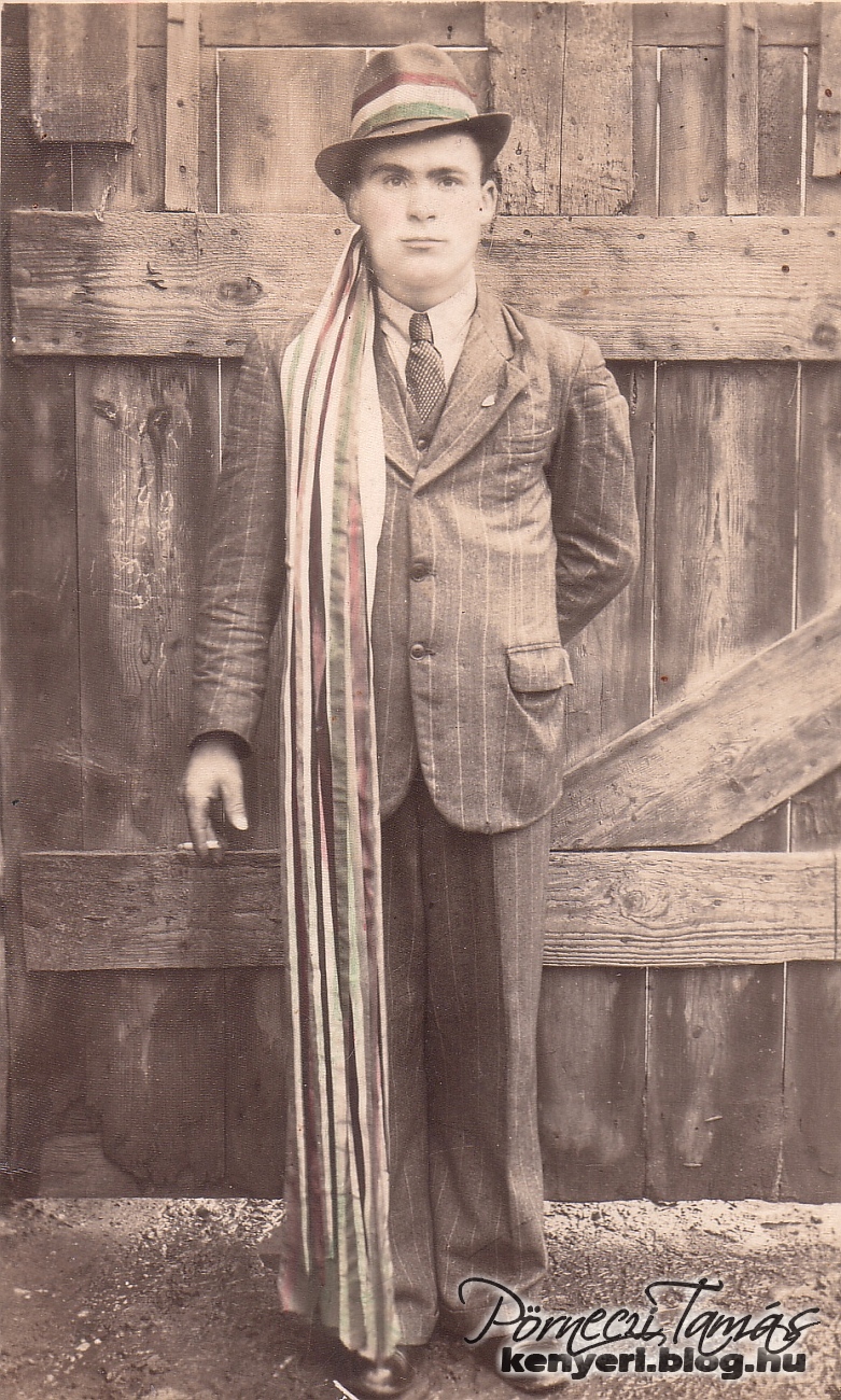 Ezen a kissé színezett fotón Csihar István látható a sorozásakor, ünneplőben, cigarettázva és regruta kalapban. Az eredeti fekete-fehér fotón, az előhívás során, utólag színezték ki a nemzeti színű szalagokat. A fotó Kenyeriben készült 1943-44 évben. (Családi albumomból)