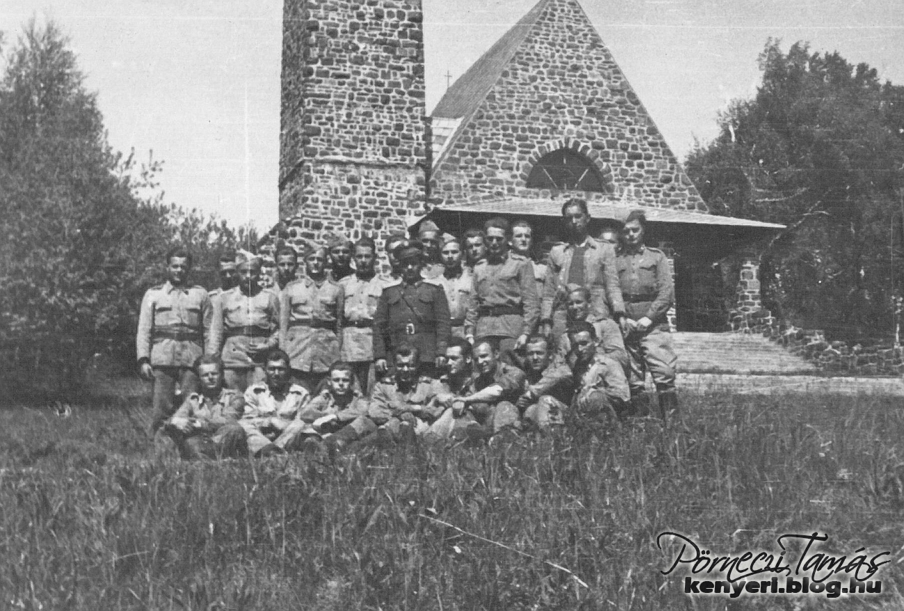 Kiss Imre (jobboldali első katona, az első sorban ülők között) és katonatársai parancsnokukkal, egy Miskolc környéki kiképzési helyszínen. A fotó 1954. május 25-én készült. (Családi fotóalbumomból)