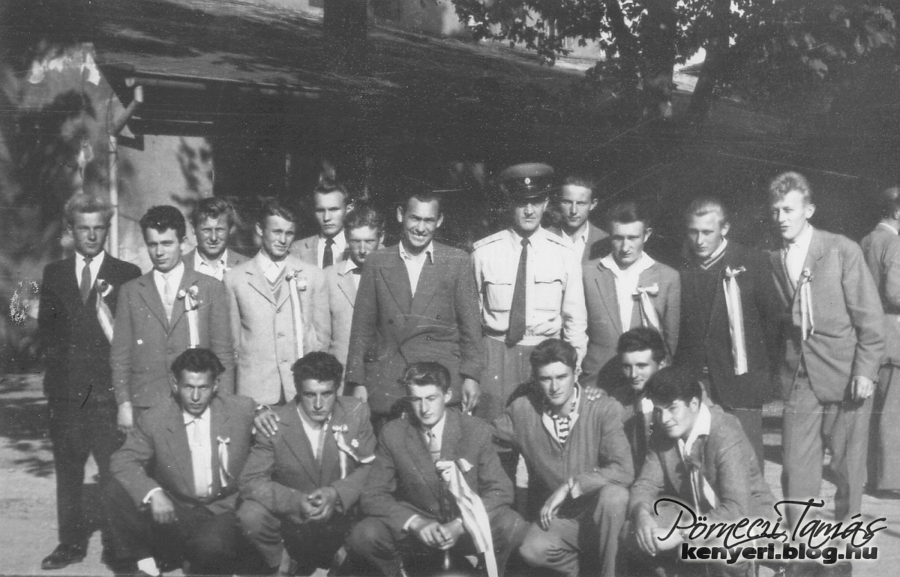 Sorozásra érkeztek a környező települése 20 év körüli fiataljai Celldömölkre, 1961-ben. A hátsó sorban, jobbra, hátul Rudi Sándor. Jobbra elöl guggolnak Pörneczi Norbert és Németh Gábor. (Családi fotóalbumomból)