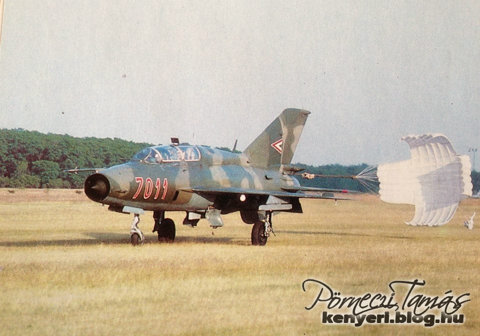 blog_kenyeri_repter_80korul_mig21an_2_kihalt_laktanyak.jpg