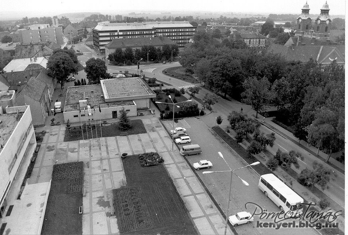 Celldömölk főtere egy 1983-ban készült fotón. A 9. emeletesből készült fotón jól látható a virágokból kirakott felirat és évszám.